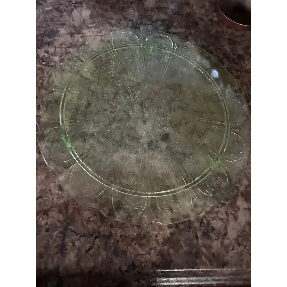 This beautiful Cake Plate is made out of depression/uranium glass.‎